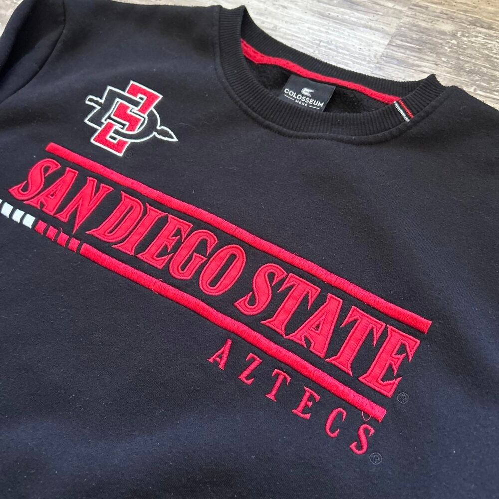 Colosseum Men's San Diego State Aztecs black preppy college crewneck sweatshirt